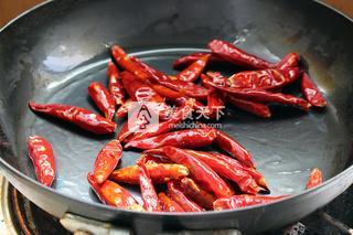 自制<a href=/shicai/shucai/LaJiao/index.html target=_blank><u>辣椒</u></a>油