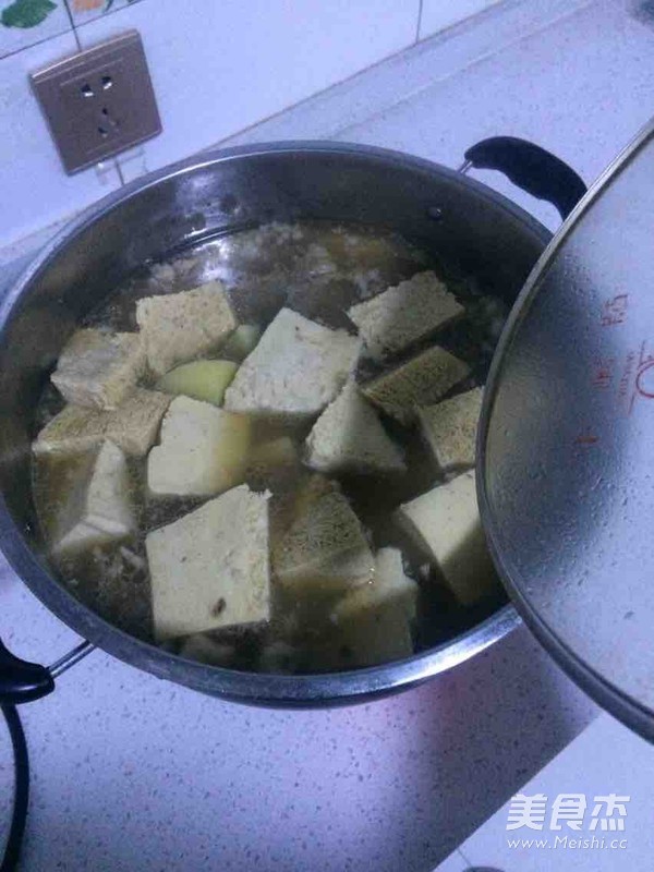 <a href=/shicai/rouqin/PaiGu/index.html target=_blank><u>排骨</u></a>炖冻<a href=/shicai/mimian/DouFu/index.html target=_blank><u>豆腐</u></a><a href=/shicai/shucai/TuDou/index.html target=_blank><u>土豆</u></a>子的做法