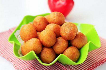 炸<a href=/shicai/shucai/HuLuoBo/index.html target=_blank><u>胡<a href=/shicai/shucai/LuoBo/index.html target=_blank><u>萝卜</u></a></u></a>丸子的做法