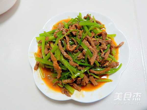 <a href=/shicai/shucai/QinCai/index.html target=_blank><u>芹菜</u></a>炒<a href=/shicai/rouqin/NiuRou/index.html target=_blank><u>牛肉</u></a>丝的做法