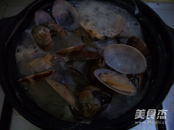 原汁焖<a href=/shicai/shuichanpin/HuaGe/index.html target=_blank><u>花蛤</u></a>的做法