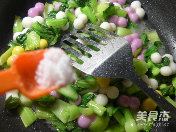 菜芯炒三色<a href=/shicai/mimian/NianGao/index.html target=_blank><u>年糕</u></a>果的做法