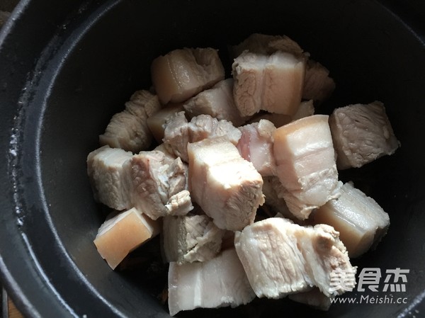 <a href=/shicai/shucai/MeiGanCai/index.html target=_blank><u>梅干菜</u></a>烧肉的做法