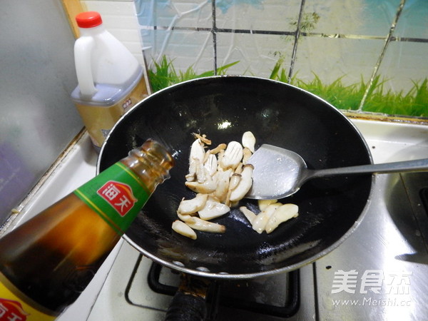 蚝油<a href=/shicai/shucai/XingBaoGu/index.html target=_blank><u><a href=/shicai/guopin/Xing/index.html target=_blank><u>杏</u></a>鲍菇</u></a>的做法