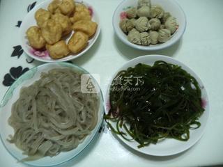 <a href=/shicai/shuichanpin/HaiDai/index.html target=_blank><u>海带</u></a><a href=/shicai/mimian/FenSi/index.html target=_blank><u>粉丝</u></a>饺子锅