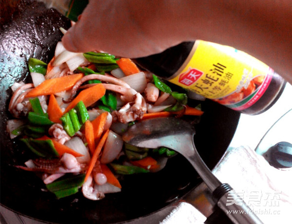 <a href=/shicai/shucai/YangCong/index.html target=_blank><u>洋葱</u></a>鱿<a href=/shicai/shuichanpin/YuYuTou/index.html target=_blank><u>鱼头</u></a>的做法