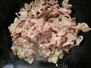 <a href=/shicai/shucai/XiangCai/index.html target=_blank><u>香菜</u></a>杆炒<a href=/shicai/rouqin/YangRou/index.html target=_blank><u>羊肉</u></a>