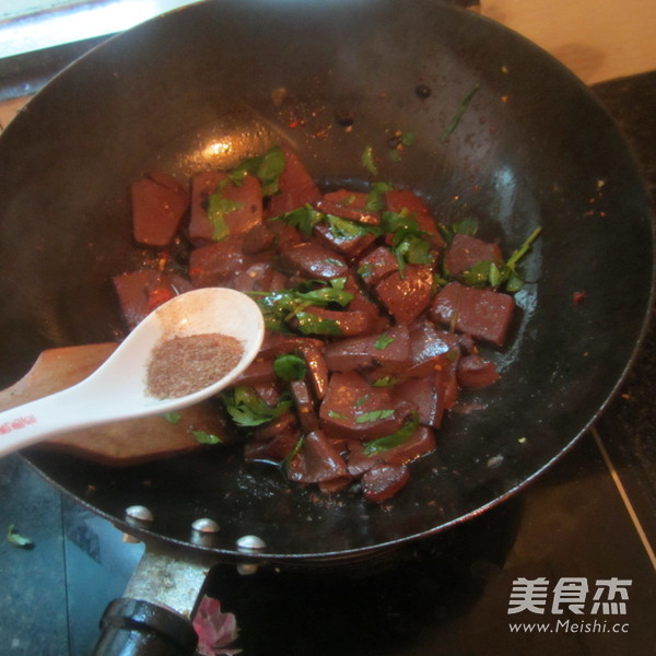 <a href=/shicai/mimian/HeiDou/index.html target=_blank><u>黑豆</u></a>豉煮<a href=/shicai/rouqin/zhuXue/index.html target=_blank><u>猪<a href=/shicai/rouqin/Xue/index.html target=_blank><u>血</u></a></u></a>的做法