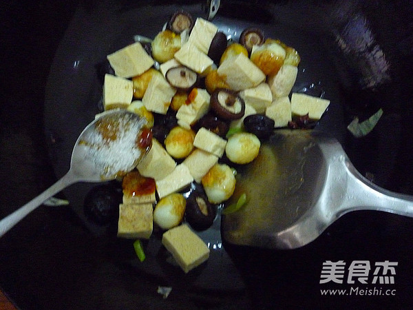 <a href=/shicai/shucai/XiangGu/index.html target=_blank><u>香菇</u></a>冻<a href=/shicai/mimian/DouFu/index.html target=_blank><u>豆腐</u></a>烧<a href=/shicai/rouqin/AnChun/index.html target=_blank><u>鹌鹑</u></a>蛋的做法