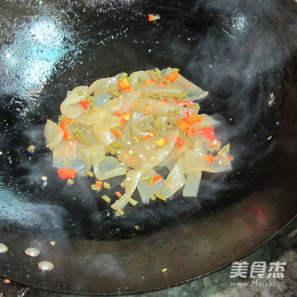 酸<a href=/shicai/shucai/JiangDou/index.html target=_blank><u>豇豆</u></a>炒<a href=/shicai/mimian/FenPi/index.html target=_blank><u>粉皮</u></a>的做法