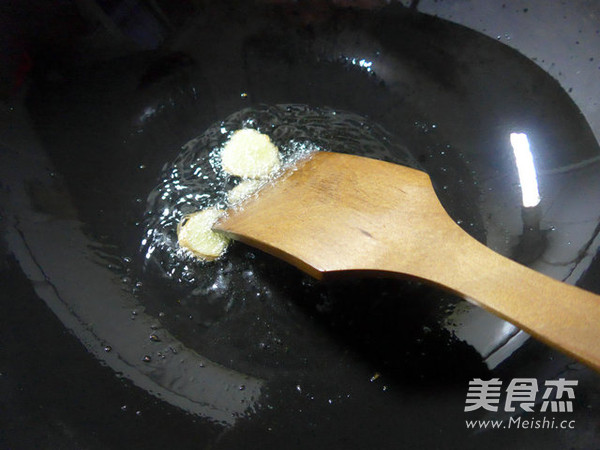 红烧<a href=/shicai/shuichanpin/QiuDaoYu/index.html target=_blank><u>秋刀鱼</u></a>的做法