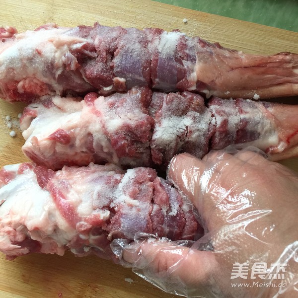 蒸烤小羊腿的做法