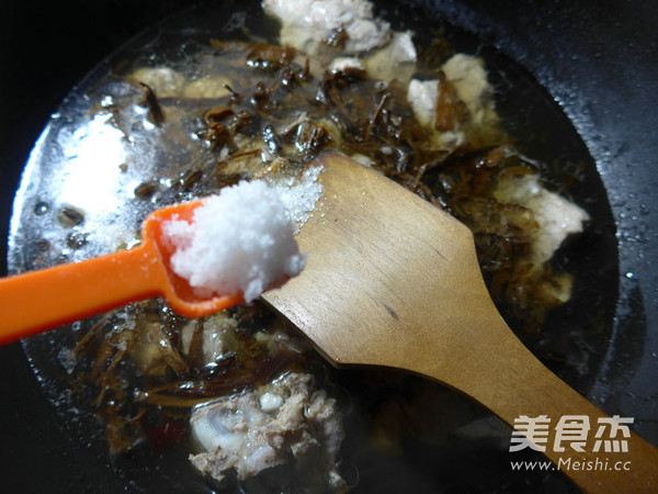 笋干菜烧<a href=/shicai/rouqin/LongGu/index.html target=_blank><u>龙骨</u></a>的做法