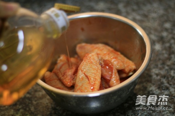 新奥尔良烤<a href=/shicai/rouqin/JiZhongChi/index.html target=_blank><u>鸡中翅</u></a>的做法