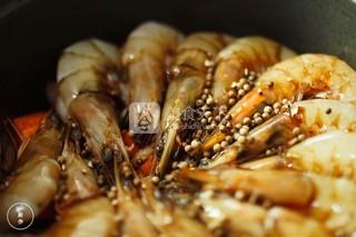 <a href=/shicai/diaoweipin/HeiHuJiao/index.html target=_blank><u>黑胡椒</u></a>干锅虾