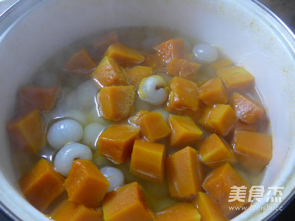 <a href=/shicai/shucai/NanGua/index.html target=_blank><u>南瓜</u></a>煮龙眼的做法