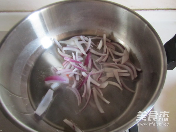 铁板<a href=/shicai/shuichanpin/YouYu/index.html target=_blank><u>鱿鱼</u></a>圈的做法