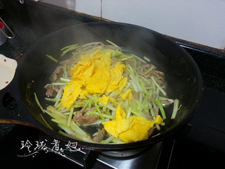 <a href=/shicai/shucai/JiuHuang/index.html target=_blank><u>韭黄</u></a>肉丝炒<a href=/shicai/rouqin/JiDan/index.html target=_blank><u>鸡蛋</u></a>