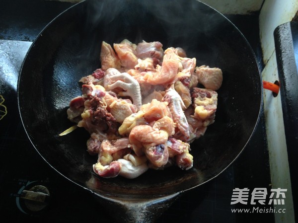 <a href=/shicai/shucai/BanLi/index.html target=_blank><u>板栗</u></a>烧鸡的做法