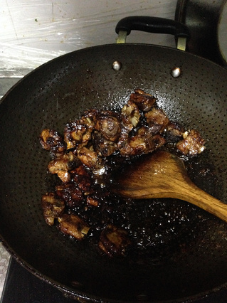 吮指<a href=/shicai/rouqin/PaiGu/index.html target=_blank><u>排骨</u></a><a href=/shicai/mimian/NianGao/index.html target=_blank><u>年糕</u></a>