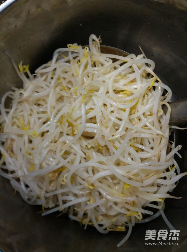 家常版炒绿<a href=/shicai/shucai/DouYa/index.html target=_blank><u>豆芽</u></a>的做法