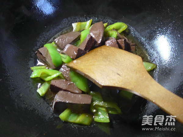 尖椒炒<a href=/shicai/rouqin/E/index.html target=_blank><u>鹅</u></a><a href=/shicai/rouqin/Xue/index.html target=_blank><u>血</u></a>的做法