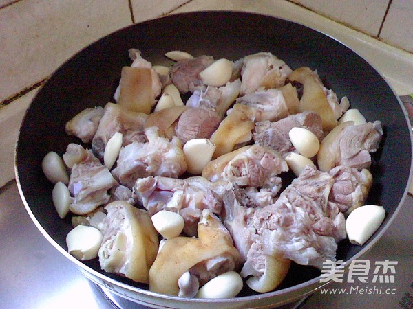 #六月鲜#南乳<a href=/shicai/guopin/HuaSheng/index.html target=_blank><u>花生</u></a>焖<a href=/shicai/rouqin/ZhuTi/index.html target=_blank><u>猪蹄</u></a>的做法