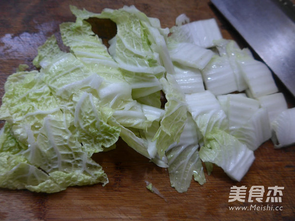 <a href=/shicai/shucai/BaiCai/index.html target=_blank><u>白菜</u></a><a href=/shicai/mimian/YouTiao/index.html target=_blank><u>油条</u></a>煮<a href=/shicai/mimian/NianGao/index.html target=_blank><u>年糕</u></a>的做法