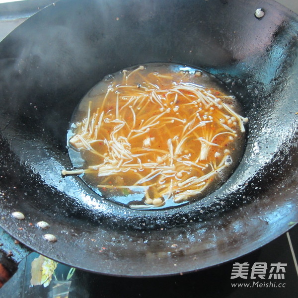 金针菇煮<a href=/shicai/mimian/FenPi/index.html target=_blank><u>粉皮</u></a>的做法