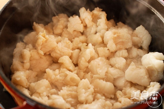 炸一锅翻滚的<a href=/shicai/rouqin/ZhuYou/index.html target=_blank><u>猪油</u></a>的做法