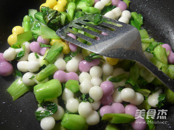 菜芯炒三色<a href=/shicai/mimian/NianGao/index.html target=_blank><u>年糕</u></a>果的做法