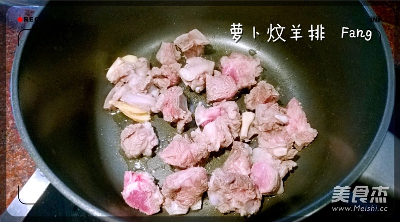 <a href=/shicai/shucai/LuoBo/index.html target=_blank><u>萝卜</u></a>炆<a href=/shicai/rouqin/YangPai/index.html target=_blank><u>羊排</u></a>的做法