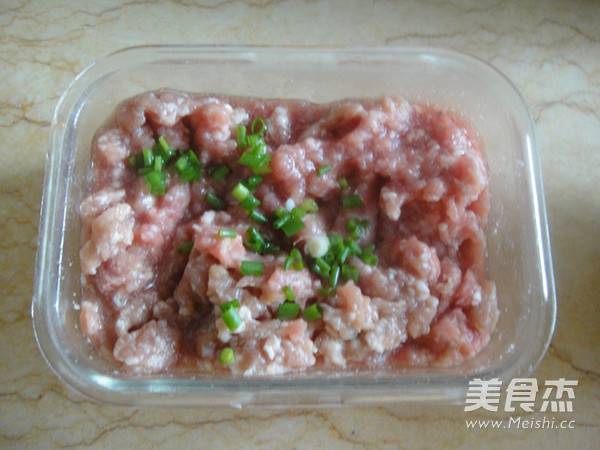 <a href=/shicai/shucai/XiangGu/index.html target=_blank><u>香菇</u></a>肉酱的做法