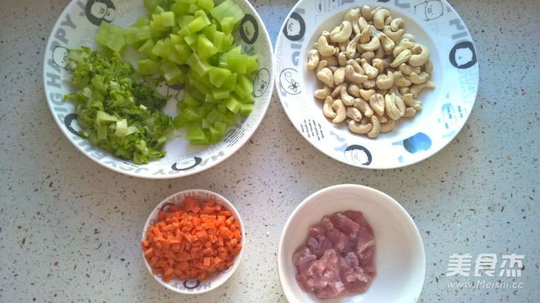 <a href=/shicai/shucai/WoSun/index.html target=_blank><u>莴笋</u></a><a href=/shicai/guopin/YaoGuo/index.html target=_blank><u>腰果</u></a><a href=/shicai/rouqin/NiuRou/index.html target=_blank><u>牛肉</u></a>丁的做法