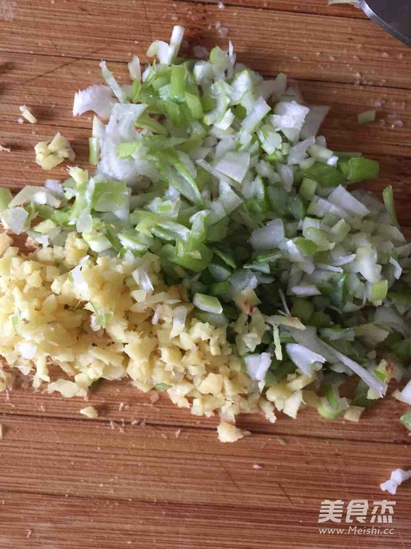 <a href=zt/hsszt target=_blank><u>红烧狮子头</u></a>的做法