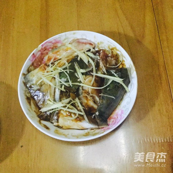 <a href=/shicai/shucai/ZhaCai/index.html target=_blank><u>榨菜</u></a>蒸<a href=/shicai/shuichanpin/YuYuTou/index.html target=_blank><u>鱼头</u></a>的做法