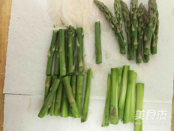 <a href=/shicai/rouqin/PeiGen/index.html target=_blank><u>培根</u></a><a href=/shicai/shucai/LuSun/index.html target=_blank><u>芦笋</u></a>卷的做法
