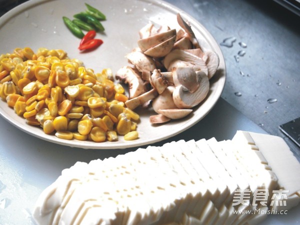 粟米磨菇烩<a href=/shicai/mimian/DouFu/index.html target=_blank><u>豆腐</u></a>的做法
