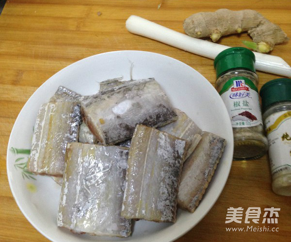 五香酥炸<a href=/shicai/shuichanpin/DaiYu/index.html target=_blank><u>带鱼</u></a>的做法