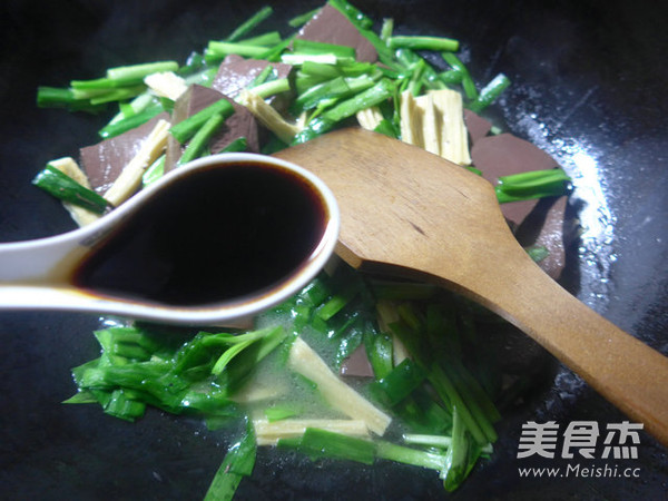 <a href=/shicai/shucai/JiuCai/index.html target=_blank><u>韭菜</u></a><a href=/shicai/mimian/FuZhu/index.html target=_blank><u>腐竹</u></a>煮<a href=/shicai/rouqin/YaXie/index.html target=_blank><u>鸭<a href=/shicai/rouqin/Xue/index.html target=_blank><u>血</u></a></u></a>的做法