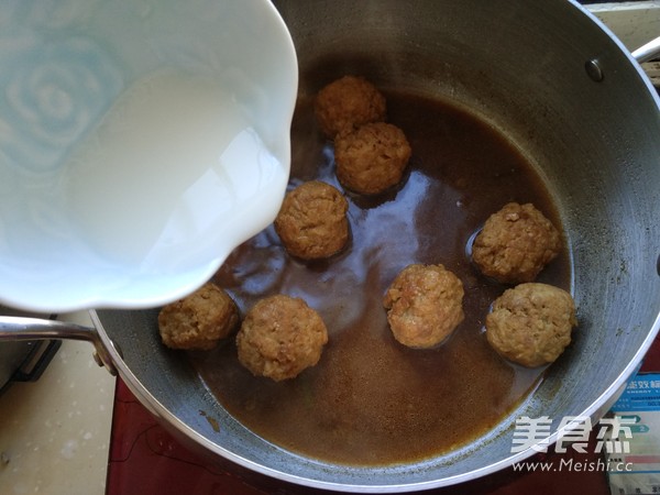 <a href=zt/hsszt target=_blank><u>红烧狮子头</u></a>的做法