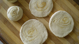 <a href=/shicai/guopin/HuaSheng/index.html target=_blank><u>花生</u></a>酱盘丝饼