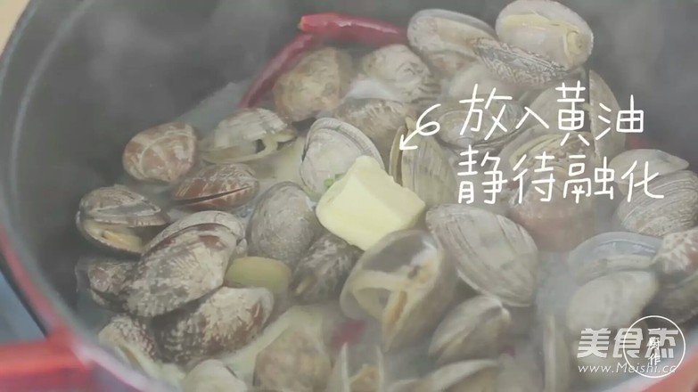 铸铁锅酒蒸<a href=/shicai/shuichanpin/HaLi/index.html target=_blank><u>蛤蜊</u></a>的做法