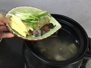 <a href=/shicai/rouqin/NiuPai/index.html target=_blank><u>牛排</u></a>清炖白<a href=/shicai/shucai/LuoBo/index.html target=_blank><u>萝卜</u></a>