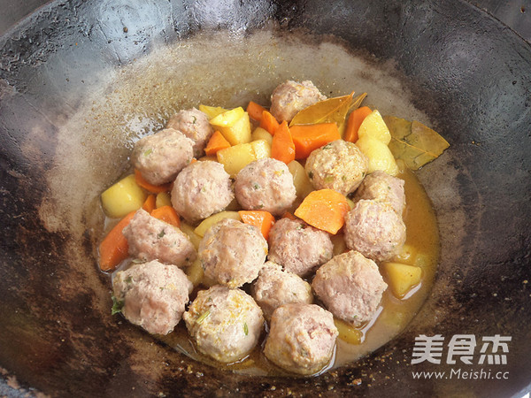 咖喱<a href=/shicai/rouqin/NiuRou/index.html target=_blank><u>牛肉</u></a>丸的做法