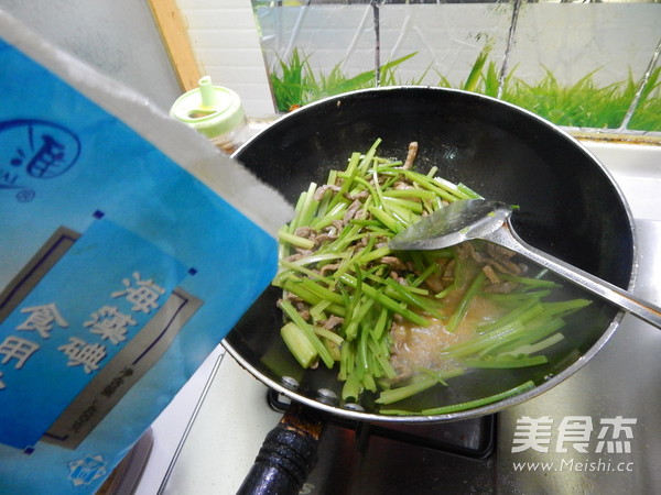 <a href=/shicai/shucai/QinCai/index.html target=_blank><u>芹菜</u></a>炒<a href=/shicai/rouqin/NiuRou/index.html target=_blank><u>牛肉</u></a>丝的做法