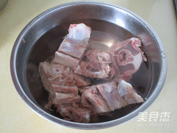 <a href=/shicai/rouqin/NiuGu/index.html target=_blank><u>牛骨</u></a>炖<a href=/shicai/shucai/ShanYao/index.html target=_blank><u>山药</u></a>的做法