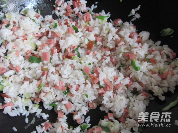 <a href=/shicai/rouqin/HuoTui/index.html target=_blank><u>火腿</u></a>炒<a href=/shicai/mimian/MiFan/index.html target=_blank><u>米饭</u></a>的做法