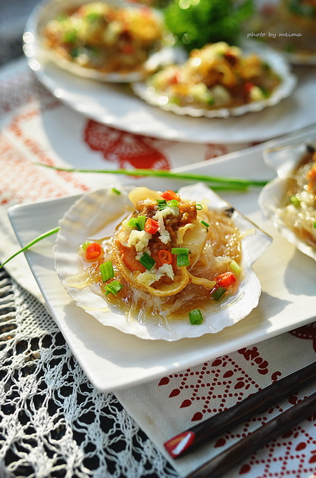 蒜蓉<a href=/shicai/mimian/FenSi/index.html target=_blank><u>粉丝</u></a>蒸<a href=/shicai/shuichanpin/ShanBei/index.html target=_blank><u>扇贝</u></a>的做法