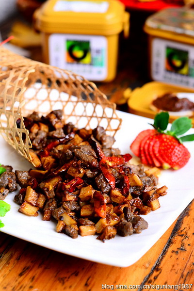 酱香<a href=/shicai/shucai/XingBaoGu/index.html target=_blank><u><a href=/shicai/guopin/Xing/index.html target=_blank><u>杏</u></a>鲍菇</u></a><a href=/shicai/rouqin/NiuRou/index.html target=_blank><u>牛肉</u></a>粒的做法